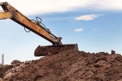 Fotografie The modern excavator performs excavation work on the construction site