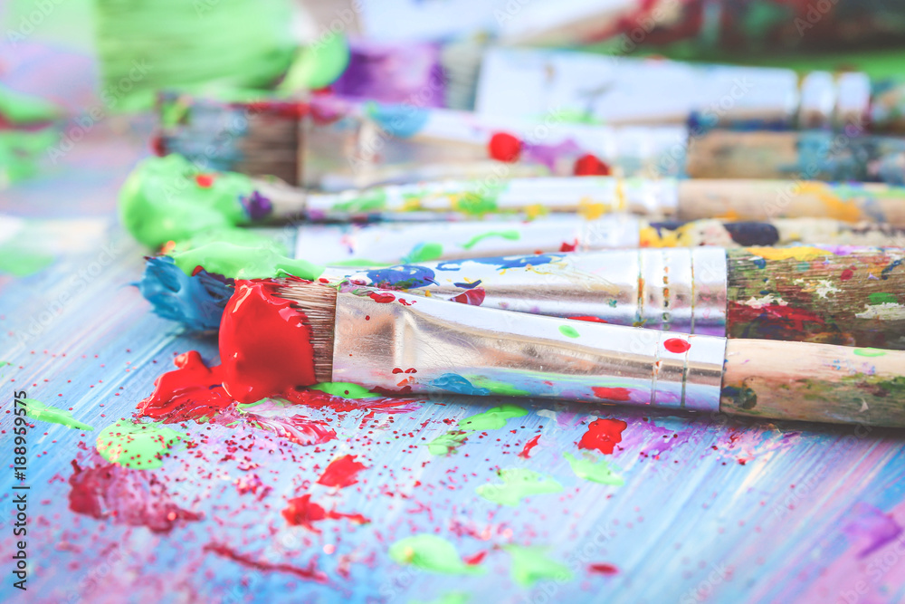 Obraz premium Selective focus on paintbrushes on colourful background