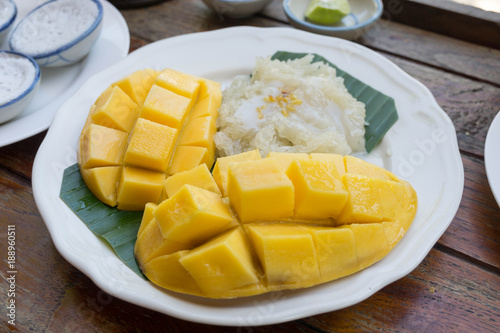 Fototapeta Naklejka Na Ścianę i Meble -  ripe mango and sticky rice in coconut milk