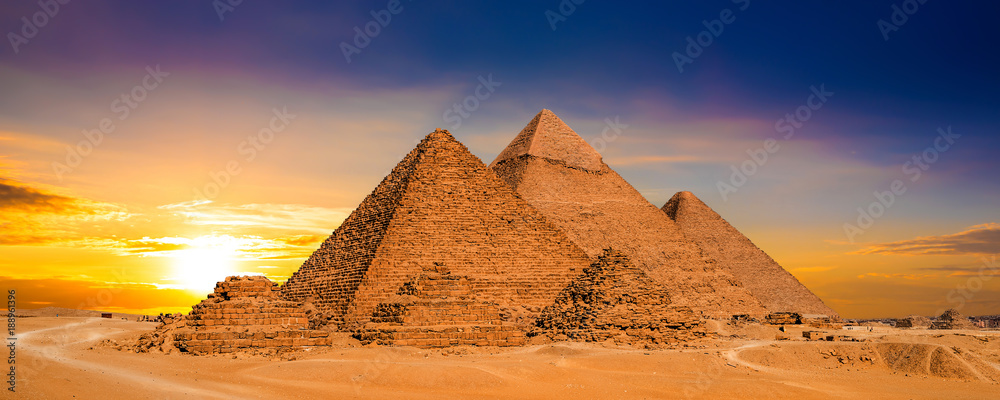 Naklejka premium Wielkie piramidy w Gizie, Egipt, o zachodzie słońca