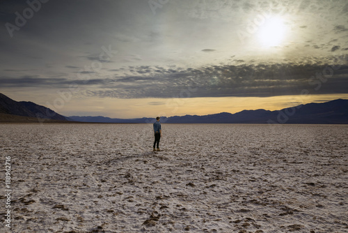 mannequin marchand dans le désert © Image'in