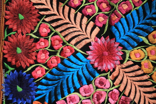 Detalle tela bordada mexicana