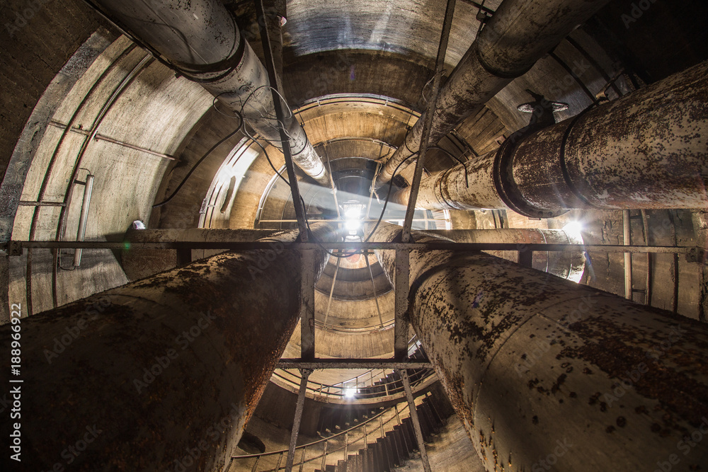 Obraz premium Abandoned industry water tower with huge pipes