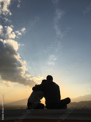 abrazo al atardecer