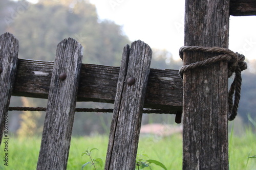 Verja de madera en campo