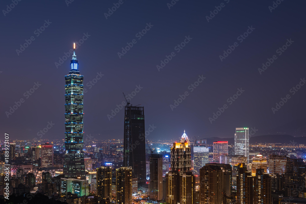 Fototapeta premium Widok budynku Taipei 101 w nocy z oświetleniem miasta