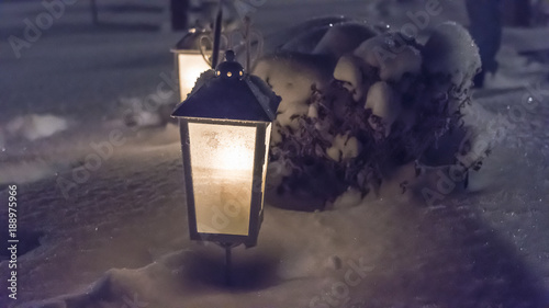 Gravlyckta lyser upp vintermörkret på en kyrkogård i Stockhol photo