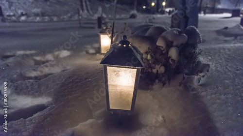 Gravlyckta lyser upp vintermörkret på en kyrkogård i Stockhol photo