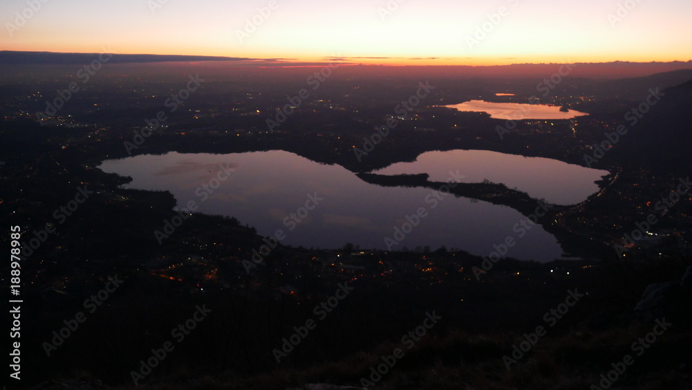 Naklejka premium Laghi di Annone e Pusiano al tramonto
