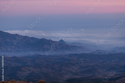 cielo nublado rosa, valle del andarax almeria con niebla 