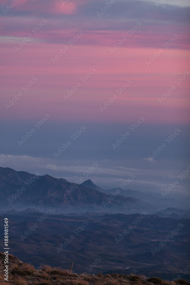 cielo nublado rosa, valle del andarax almeria con niebla 