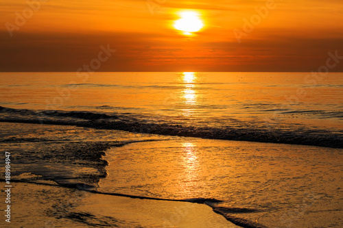 Sonnenuntergang in Holland bringt das Meer zum glühen photo