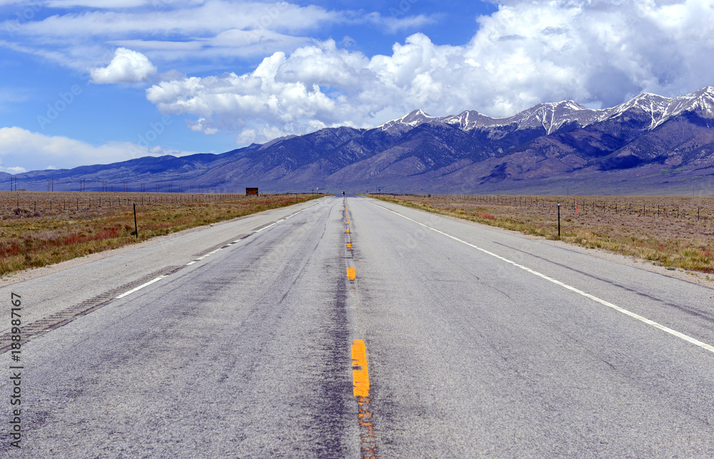 Naklejka premium Beautiful Alpine landscape in Rocky Mountains, Colorado where many 13ers and 14ers are located