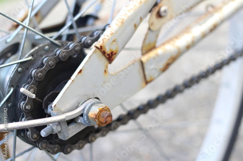 錆びた自転車の後輪とチェーン