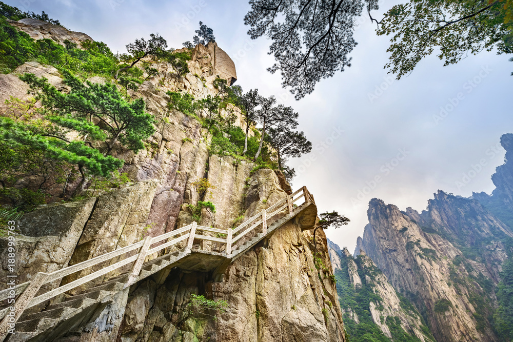 File:Steep steps downhill at Huangshan.jpg - Wikipedia