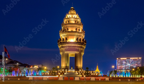 Quadro su tela The Cambodia Independence Monument illuminated at night in downtown Phnom Penh