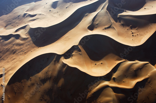Foto Aerial view of sand dunes at Rub Al Khali