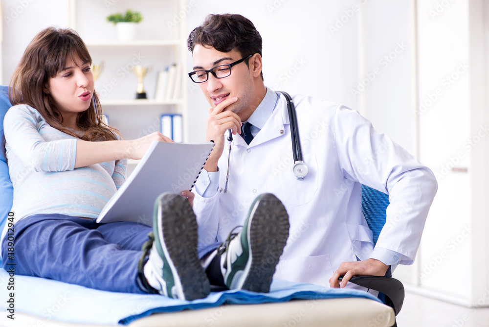 Obraz premium Pregnant woman visiting doctor for consultation