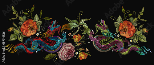 Naklejka Hafty dwa chińskie smoki, róże i piwonie kwiatów. Klasyczne hafty azjatyckie smoki i piękne czerwone róże wektor. Projekt koszulki ze sztuką smoki. Ubrania, tekstylne szablon projektu