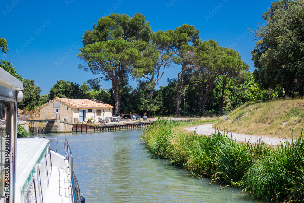 Ταπετσαρία Vacation boat in Canal du Midi, family travel by barge in Southern France