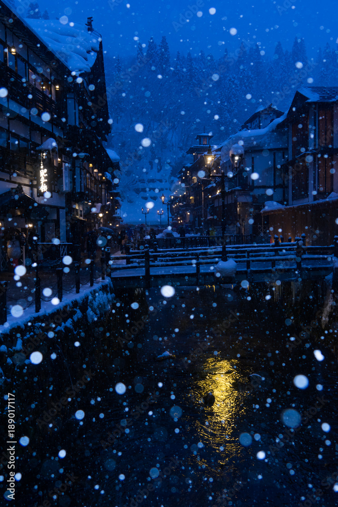 Obraz premium 雪ふる夜の銀山温泉