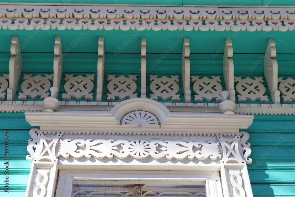 Φωτογραφία Window carved architraves of an old traditional wooden house in the Russian vill