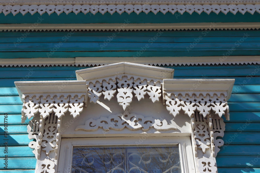 Φωτογραφία Window carved architraves of an old traditional wooden house in the Russian vill
