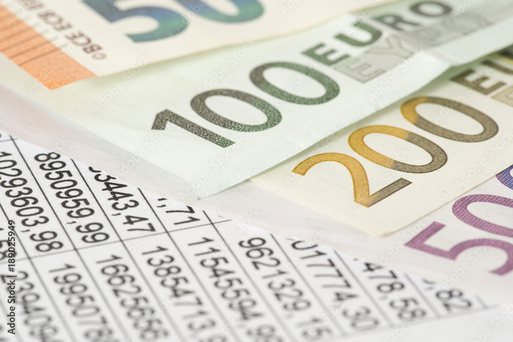 Tabellenkalkulation und Euro Geldscheine Tabellenkalkulation und Euro Geldscheine