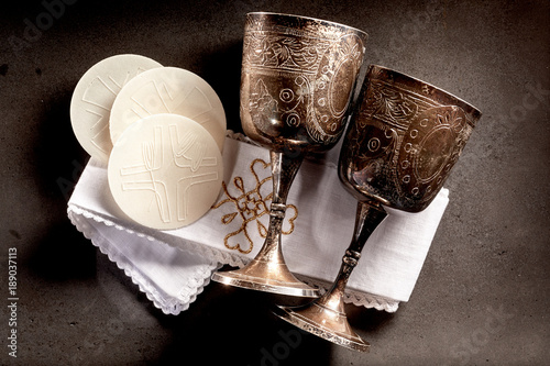 Bilde på lerret Sacramental bread and silver chalice cups