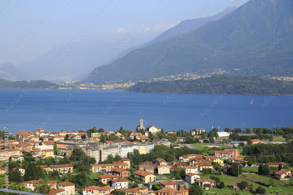 Blick über Gravedona nach Colico über den Comer See in Italien