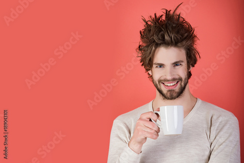 Fotografi Man with disheveled hair drink mulled wine.