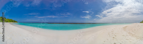 Fototapeta Naklejka Na Ścianę i Meble -  einsamer Strand mit leichten Wolken