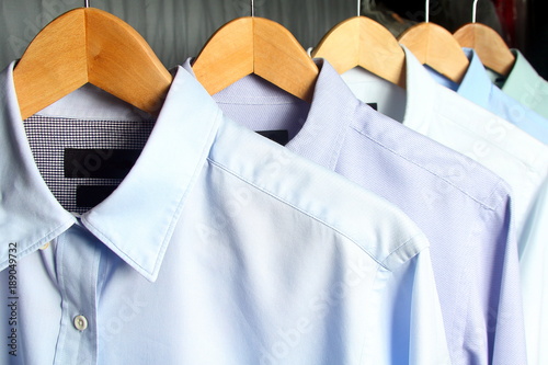 camisas planchadas en percha