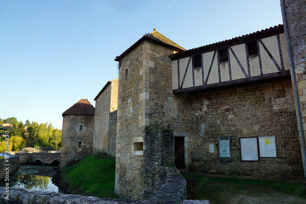 logis abbatial dans le village de Nouaillé-Maupertuis