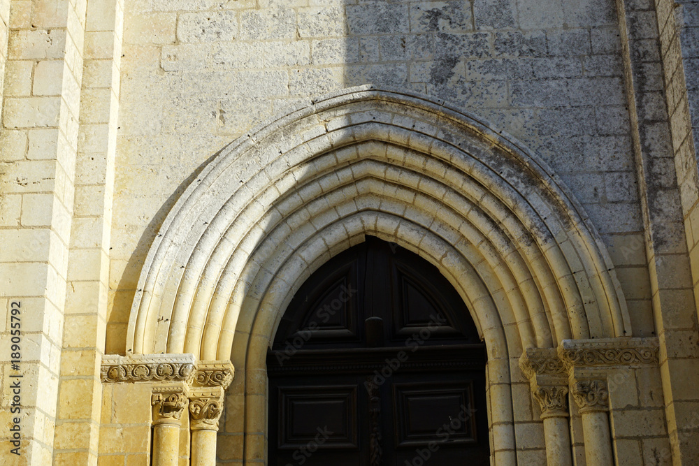 Porte principale de l'Abbaye Saint-Junien à Nouaillé-Maupertuis