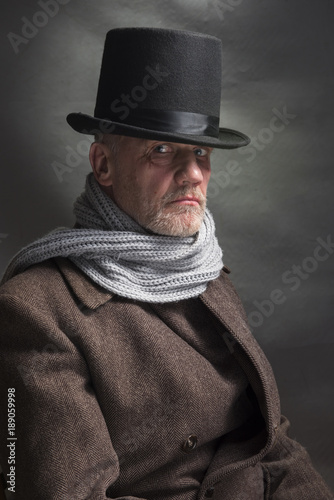 Obraz na plátně Portrait of a sinister man wearing a top hat and a grey scarf