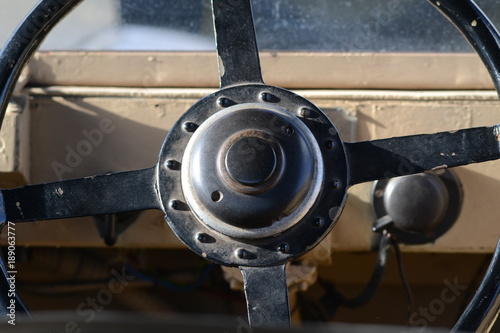 volante di una camionetta militare