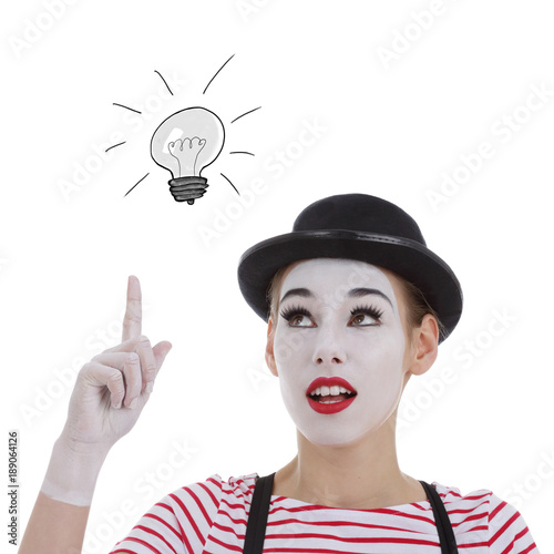 Konstfotografi jeune fille mime masque blanc trouvant une idée avec dessin d'ampoule