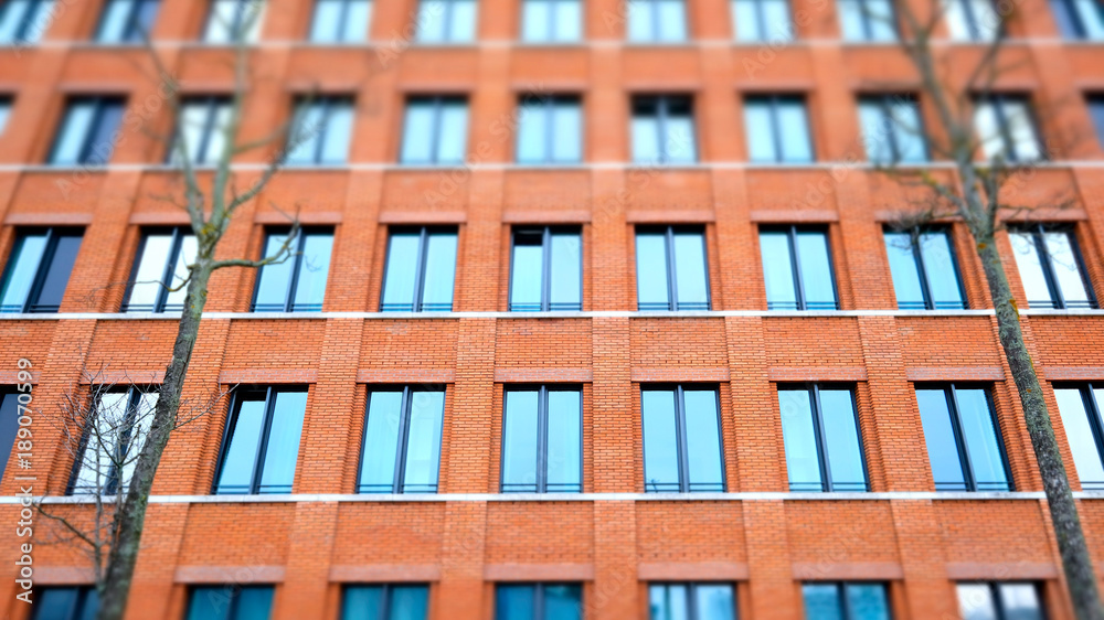 Gebäude Backsteine abstrakt Fensterfront Hochhaus