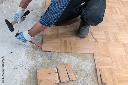 Wallpaper Mural Worker removes old parquet Torontodigital.ca