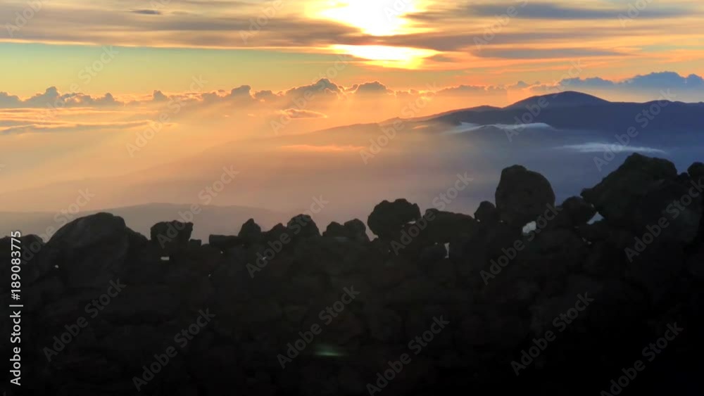 Lever de soleil sur les volcans de l'île de la Réunion, depuis le Piton des Neiges, point culminant de l'île