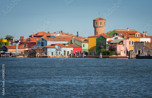 Isla de Burano, Italia. Vista de las casas de colores tipicas, gasolinera y taller de barcos