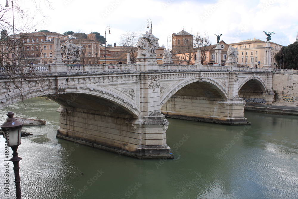 Naklejka premium Bridge Il Tevere a Ponte Vittorio Emanuele II in Rome, Italy