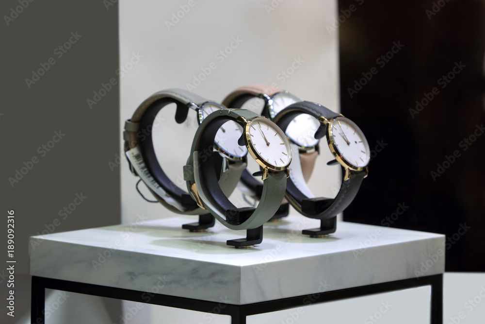 Piękne męskie zegarki na marmurowej podstawce. - obrazy, fototapety, plakaty 