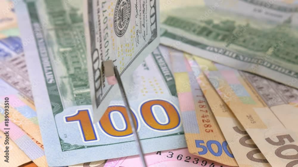 One hundred dollars. Detection of counterfeit money with the help of a magnet. One hundred dollars. Detection of counterfeit money with the help of a magnet.