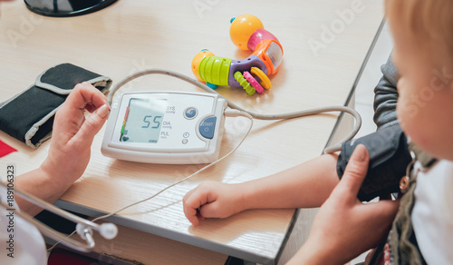 Konstfotografi Doctor measuring blood pressure of a child.