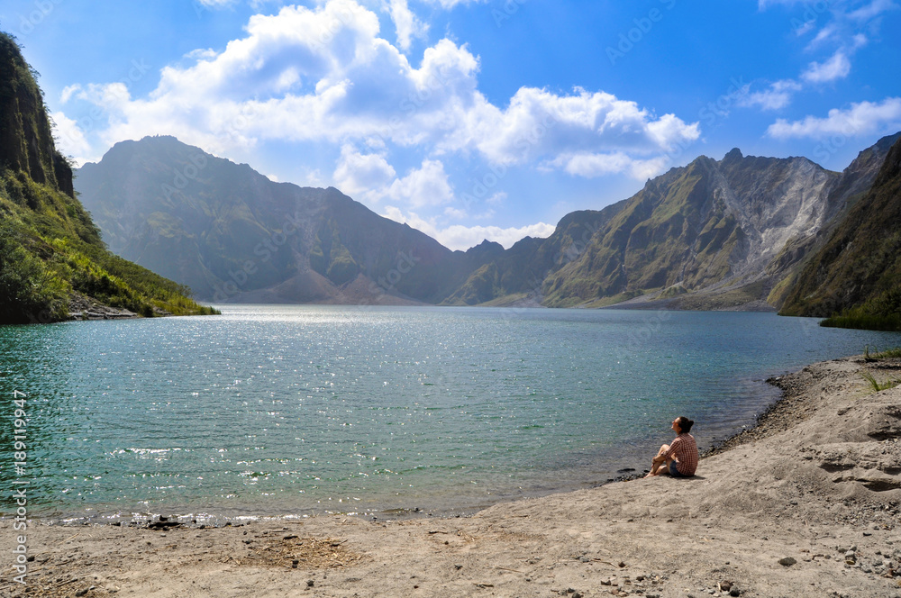 Obraz premium Mount Pinatubo Crater Lake (Озеро в кратере вулкана Пинатубо)