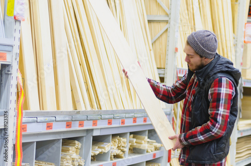 Fotografie Man in a hardware store