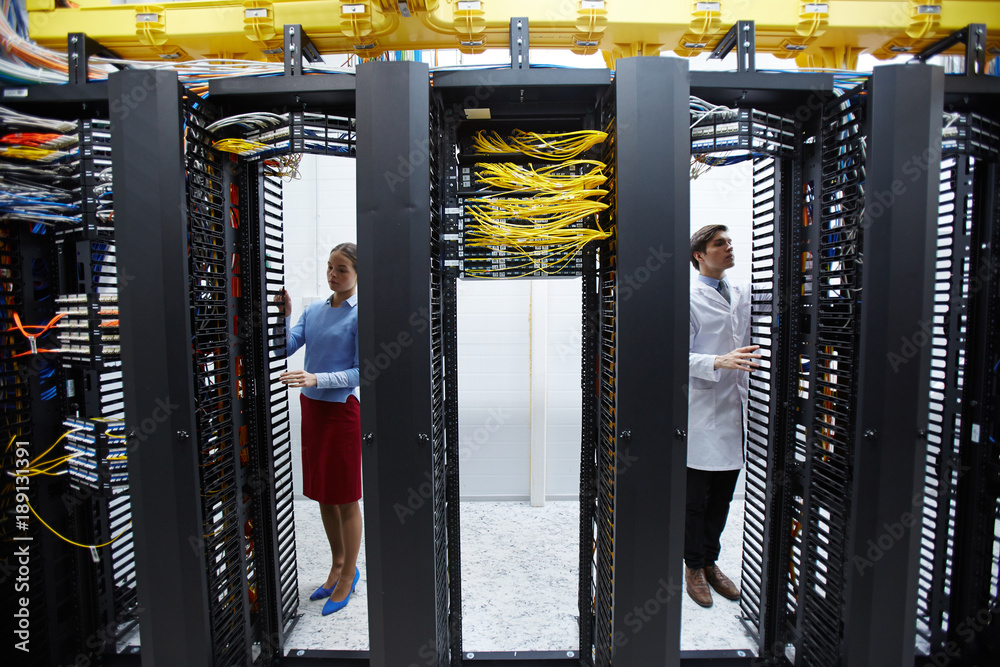Fotografie Two colleagues from data center IT-support department testing new hardware in bi