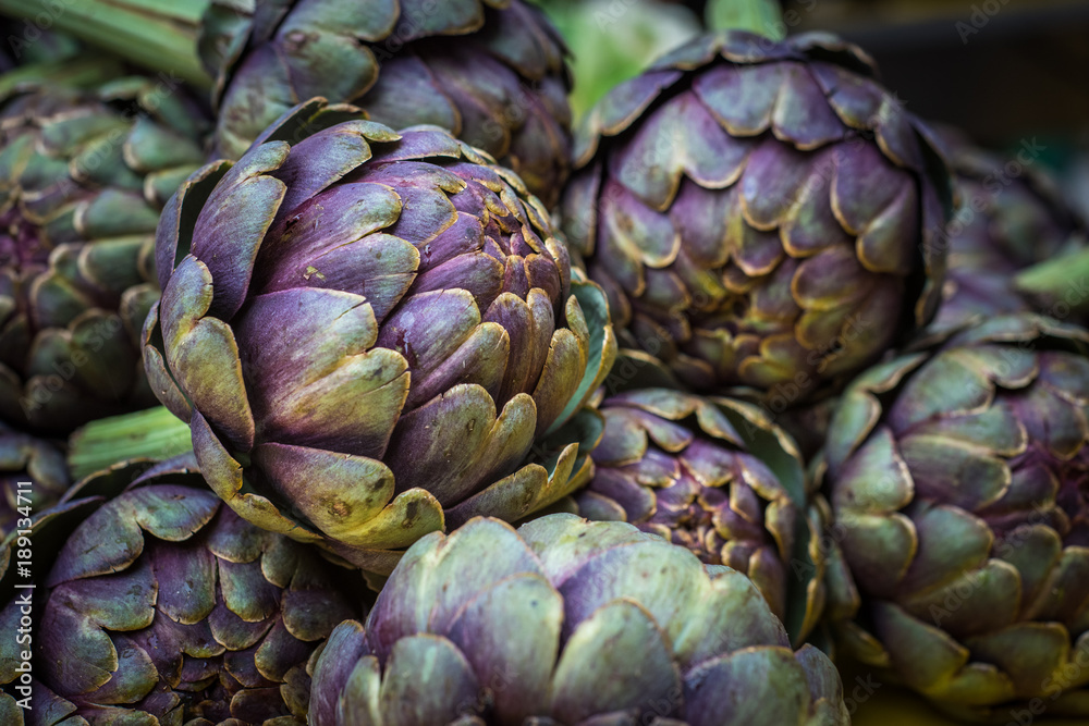 Fototapeta premium fresh artichokes at farmers market
